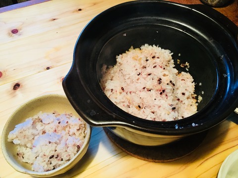 [New moon cafe Merta Sari ６⽉のレシピ]　えんどう豆と自然五穀米のご飯（クミンを隠し味に）