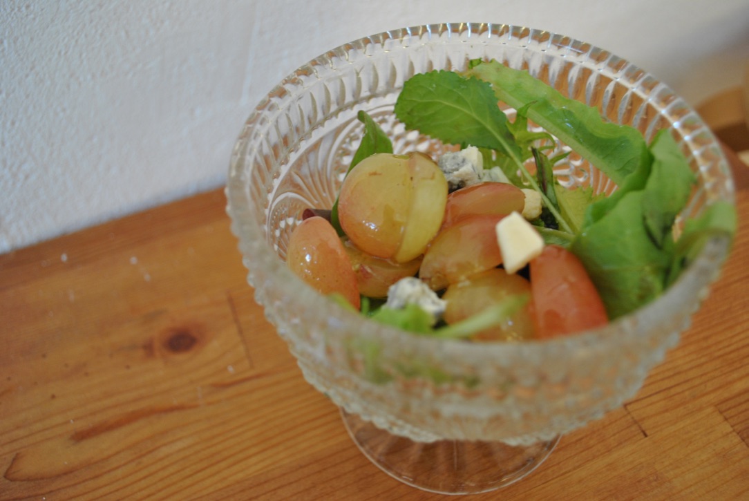 [New moon cafe Merta Sari 10月のnew moon リトリートディナーレシピ]　ぶどうとゴルゴンゾーラのサラダ